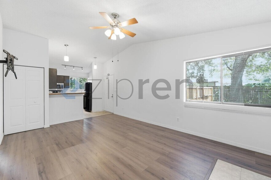 Building Photo - Unit