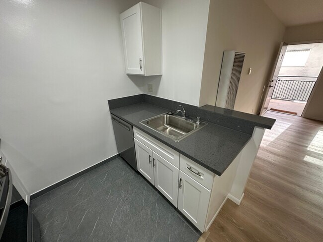 Building Photo - 1262 Granville Ave