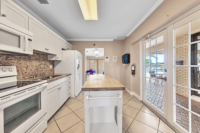 Building Photo - 120 Cypress Club Dr