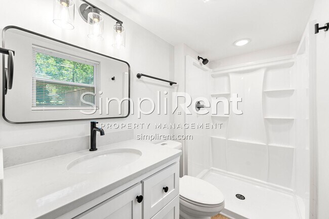 Building Photo - Newly Renovated 4/2.5 Home For Rent / First Month Free!