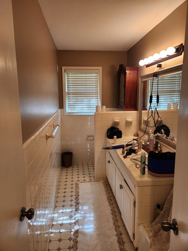 Building Photo - 1412 Bariwood Dr