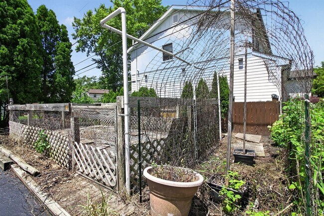 Building Photo - Spacious Stunning 3 BR House in Mount Prospect W/ Office/Playroom on Corner Lot