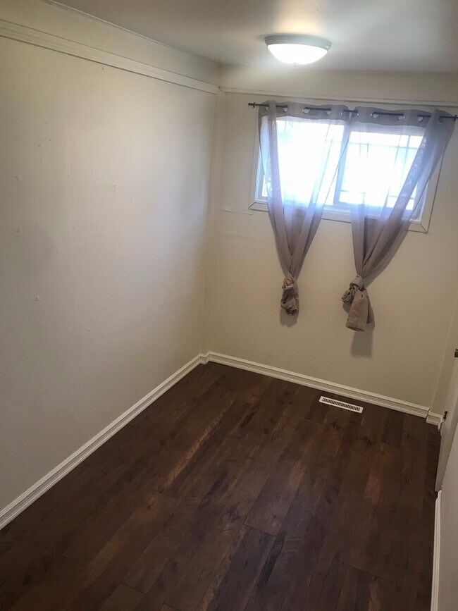 Building Photo - 3 BEDROOM GARLAND DISTRICT BUNGALOW