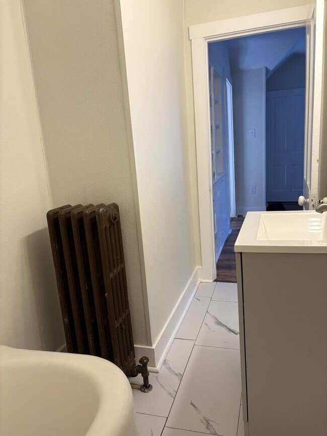 Building Photo - 526 E Eighth Street