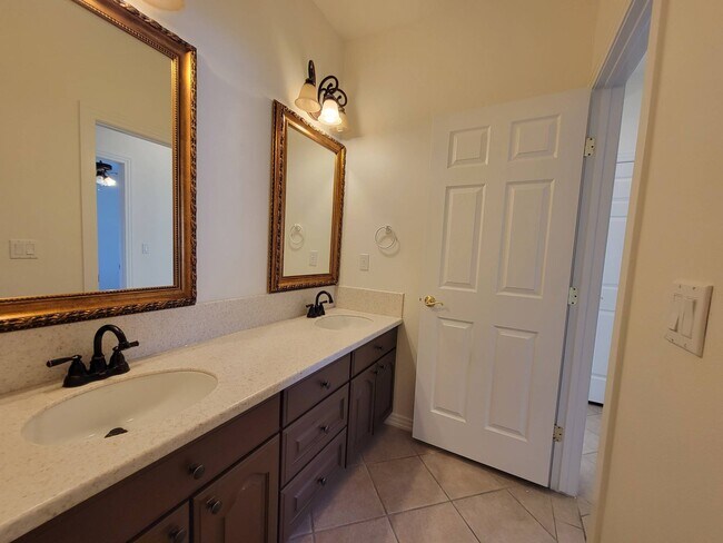 Building Photo - 1200 W Canyon Lakes Dr