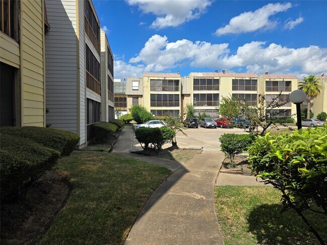 Building Photo - 10110 Forum W Dr