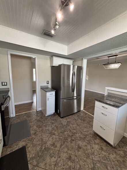 Building Photo - 4 Bed/2 Bath