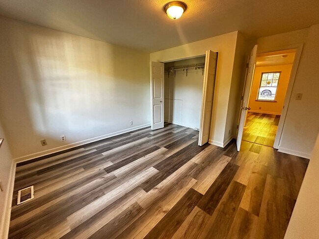 Building Photo - Spacious & Updated 2-Bedroom Apartment