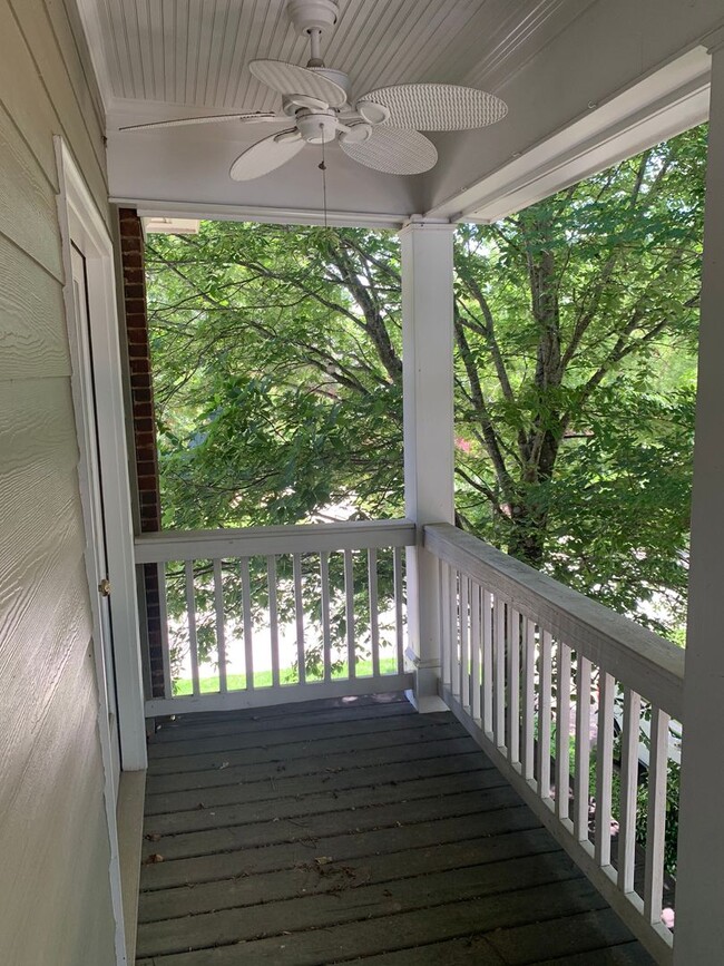 Building Photo - Spacious Townhome close to downtown Auburn...