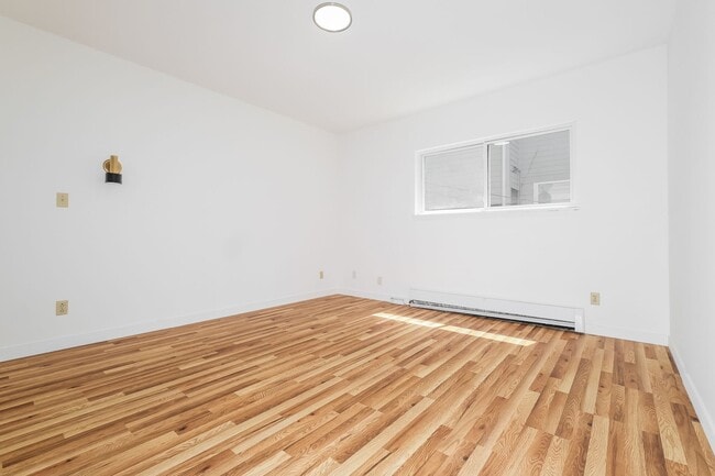 Building Photo - Versatile 5 Bedroom Retreat with Office and Outdoor Living in Burien
