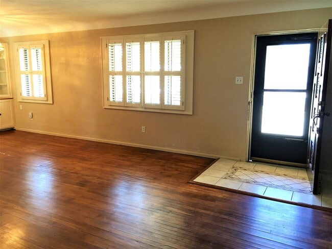 Building Photo - 2 Bed 1.5 Bath | Single Story | Nob Hill Location | Pet Allowed with Restrictions | Large Backyard