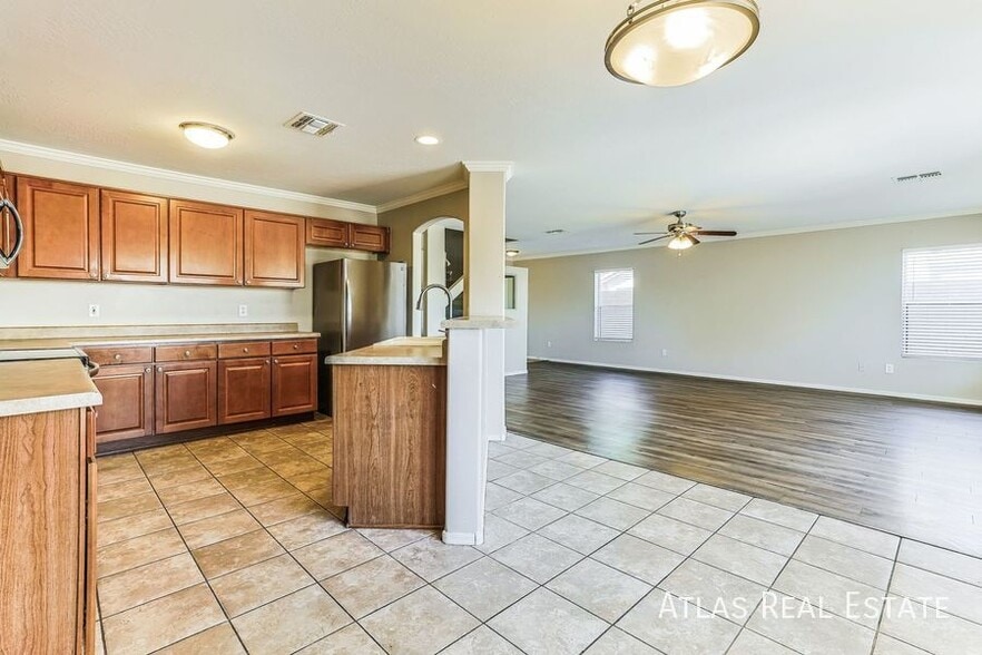 Building Photo - 912 E Mayfield Cir