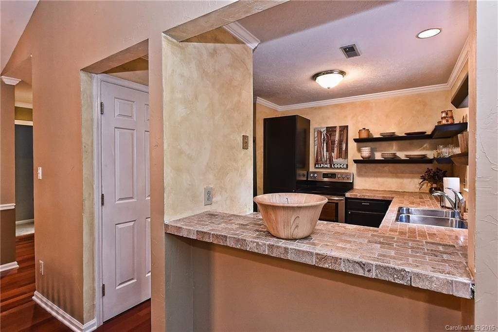 Building Photo - 3300 Selwyn Farms La