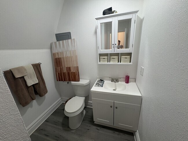 Building Photo - 285 Hermit Ln