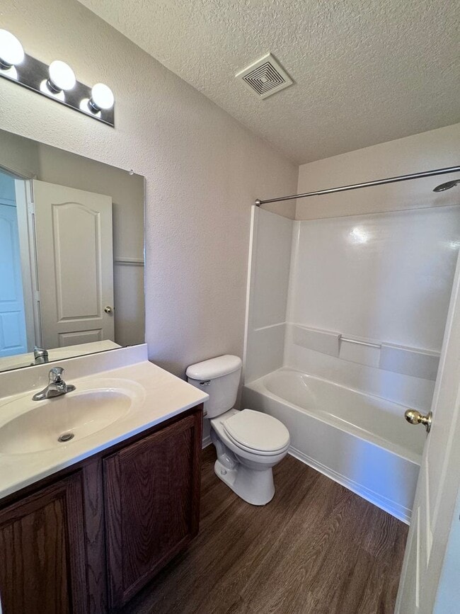 Building Photo - 3 bed 2 bath 2300 sq ft home-New Carpet