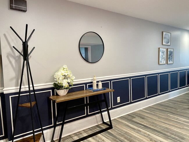 Building Photo - 712 N West St