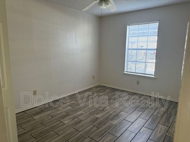 Building Photo - 4105 N 24th Ln