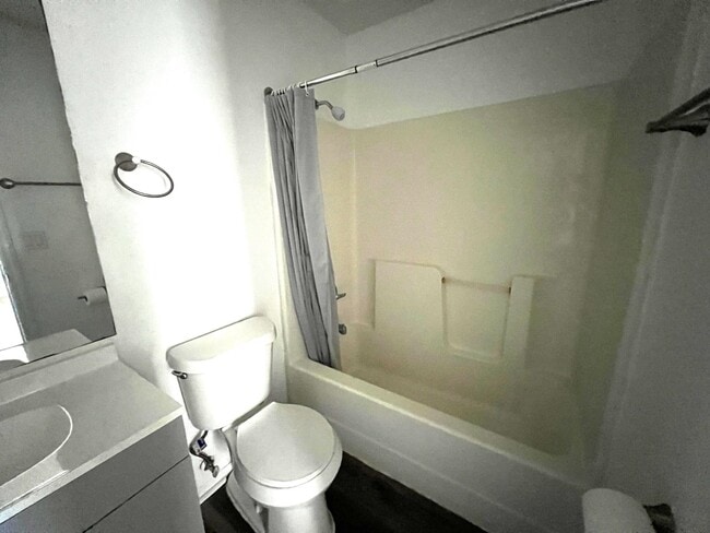 Building Photo - 677 W 5th Ave