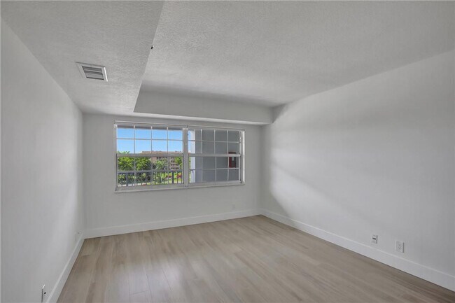 Building Photo - 4015 W Palm Aire Dr