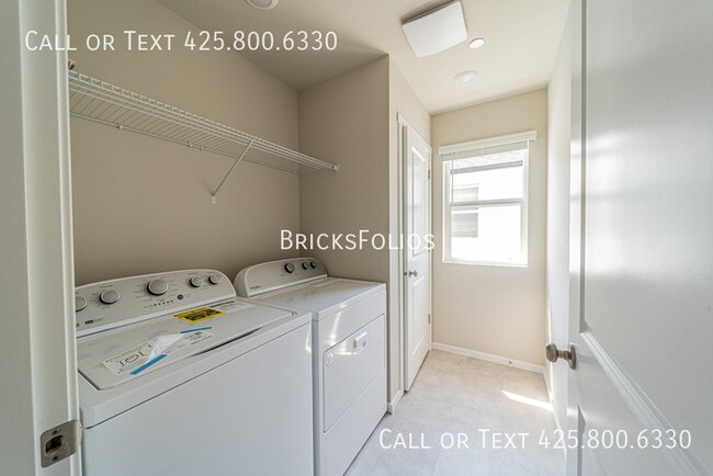 Building Photo - Comfortable Living in a Peaceful Bremerton...