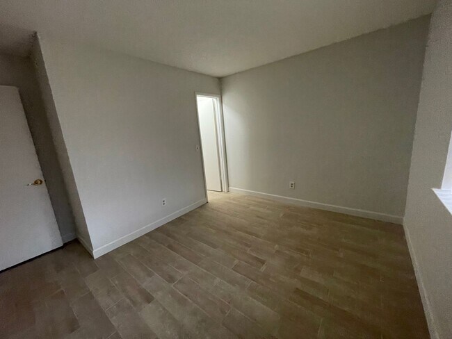 Building Photo - APPLE VALLEY- REFURBISHED 2 BEDROOM , 2 BATHROOM APARTMENT
