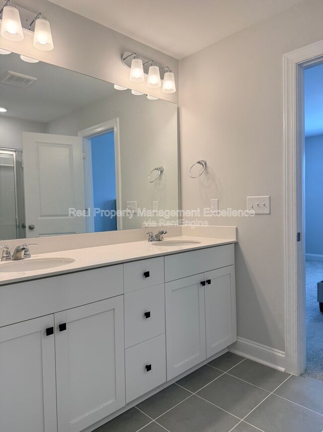 Building Photo - 540 Barrington Row Ave