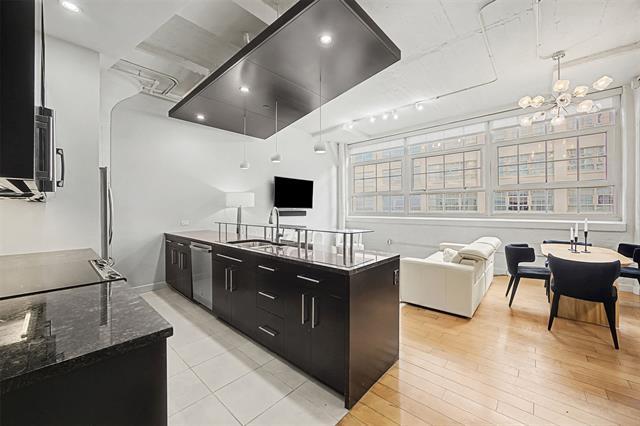 Building Photo - 2600 W 7th St