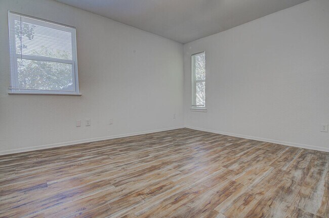 Building Photo - 1807 Briar Hill Dr
