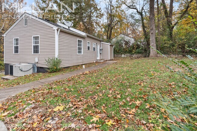 Building Photo - Charming Three Bedroom Home with Natural Privacy and Prime Location