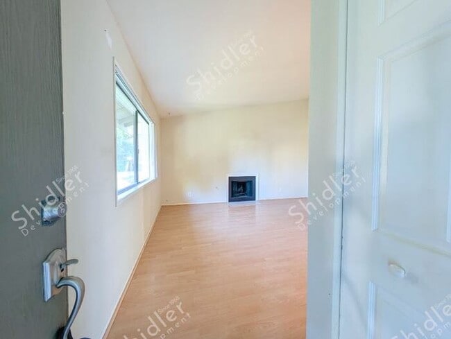 Building Photo - 2 Bed 1 Bath No one Above You