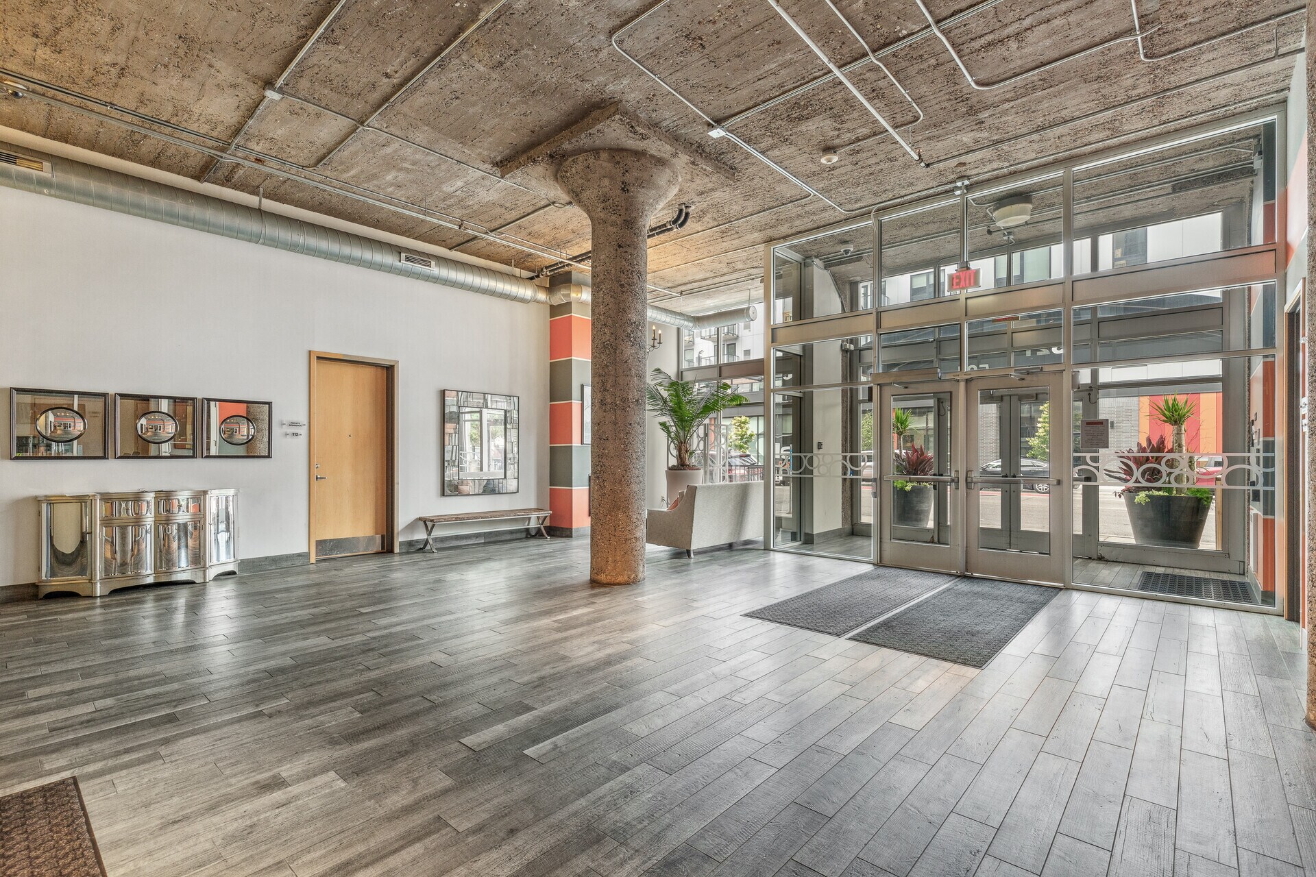 Lobby - 521 S 7th St
