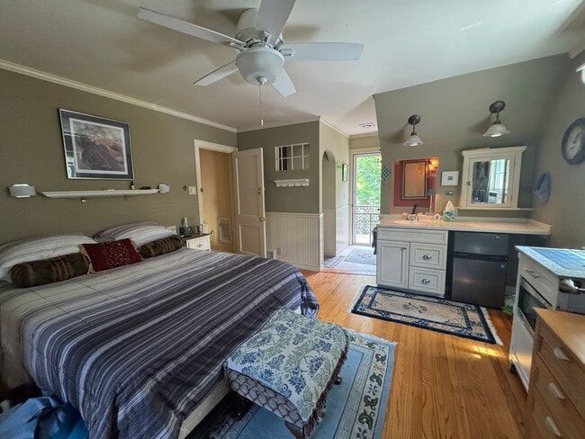 Building Photo - Beautifully Furnished Three Bedroom Home