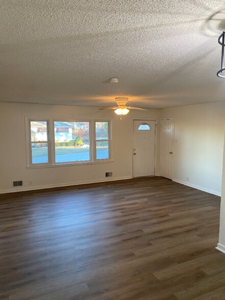 Building Photo - 6802 N Flora Ave