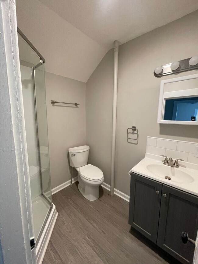 Building Photo - Three Bedroom House