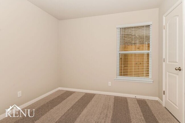 Building Photo - 1605 Maroon Dr