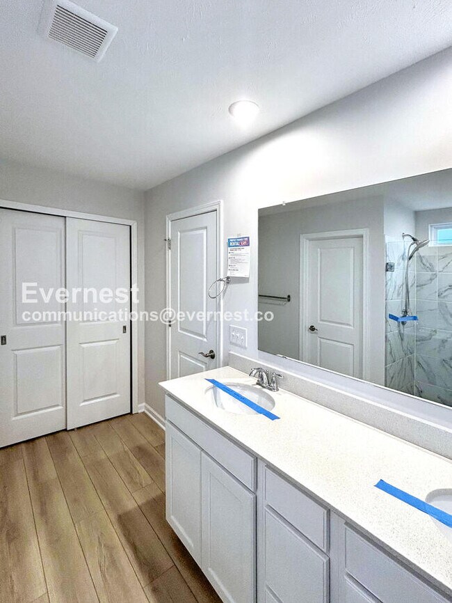 Building Photo - 830 S Greenway Dr