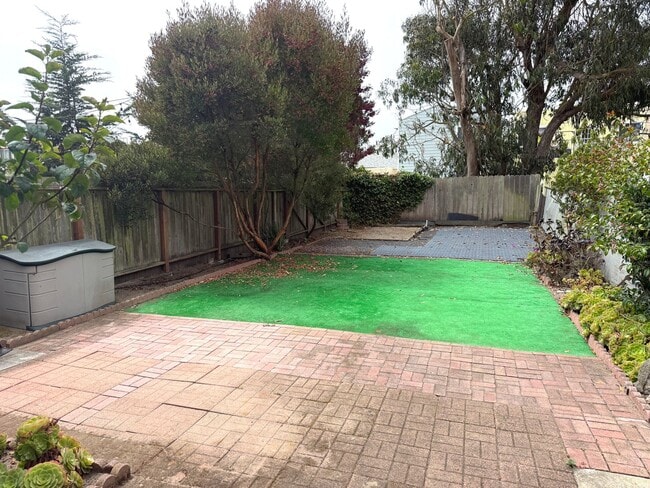 Building Photo - UPDATED BRIGHT 1500/ft 3BR/2BR+Bonus+1GR H...