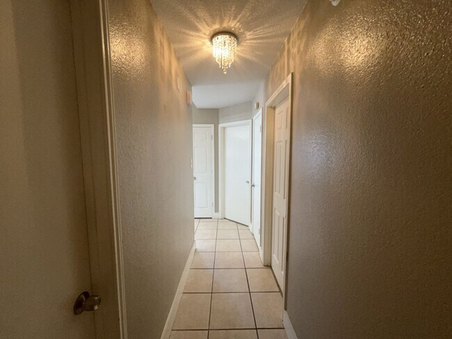 Building Photo - 709 Lisa Ln