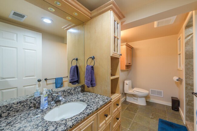 Building Photo - Rare green lake lake home for long term re...