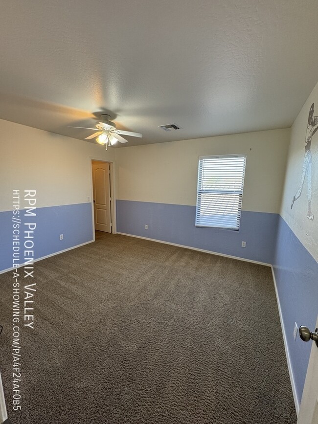 Building Photo - Cozy 4 bed / 2.5 bath with new carpet in p...