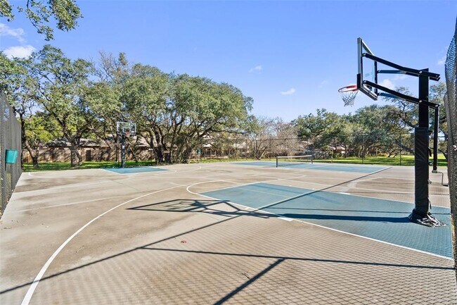 Building Photo - 7202 Squirrel Oak Cir