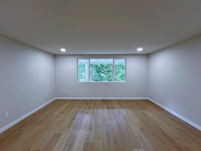 Building Photo - Freshly Remodeled 5BR Home in Prime Bellevue Enatai