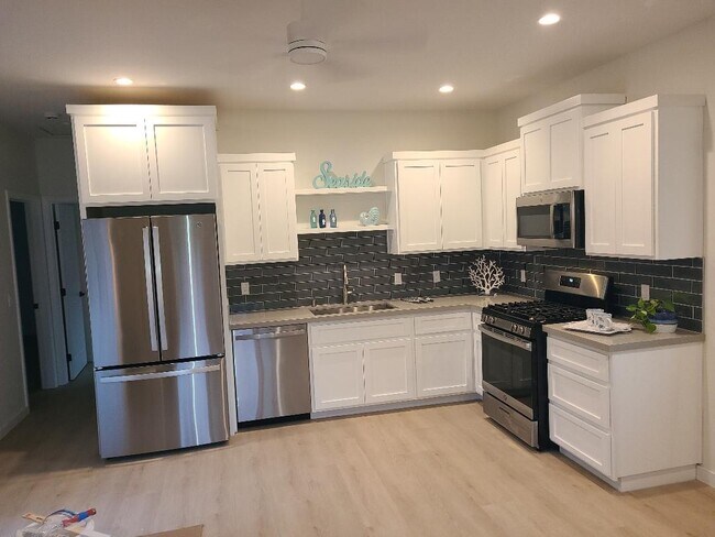 Building Photo - 1162 Hacienda Dr