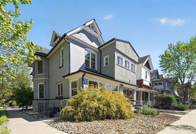 Building Photo - Charming 1-Bedroom Attic Apartment in the Heart of City Park West