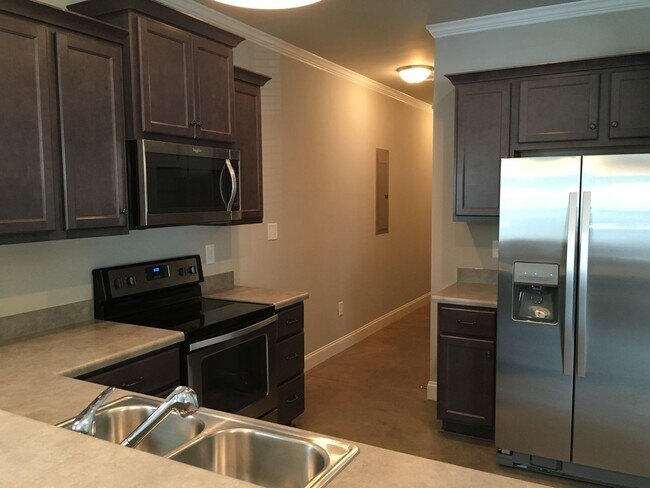Building Photo - Pre- Leasing Fall 2026 5 Bedroom Near Down...