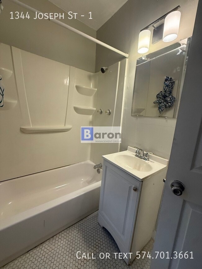 Building Photo - 1344 Joseph St