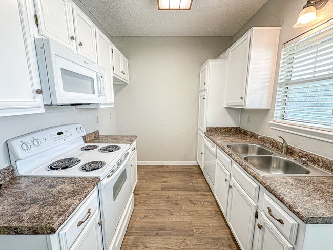Building Photo - 2 Bedroom, 2.5 Bathroom Boardwalk Condo Near Baylor!