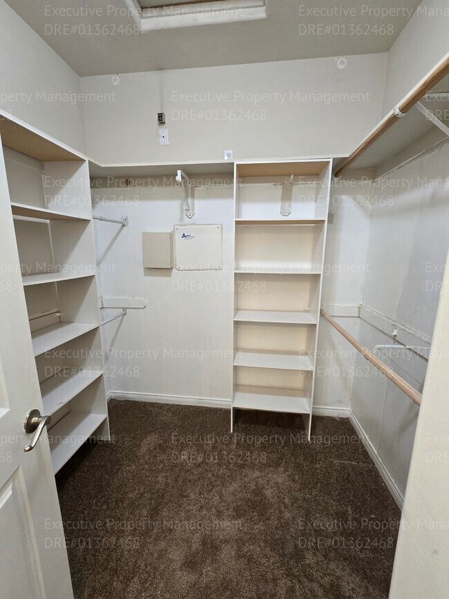 Building Photo - 3 bedroom/ 2.5 bathroom 2 story home.