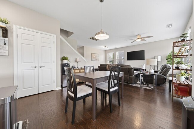 Building Photo - 404 Black Thorn Ln