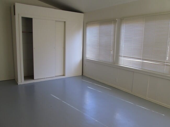 Building Photo - d219